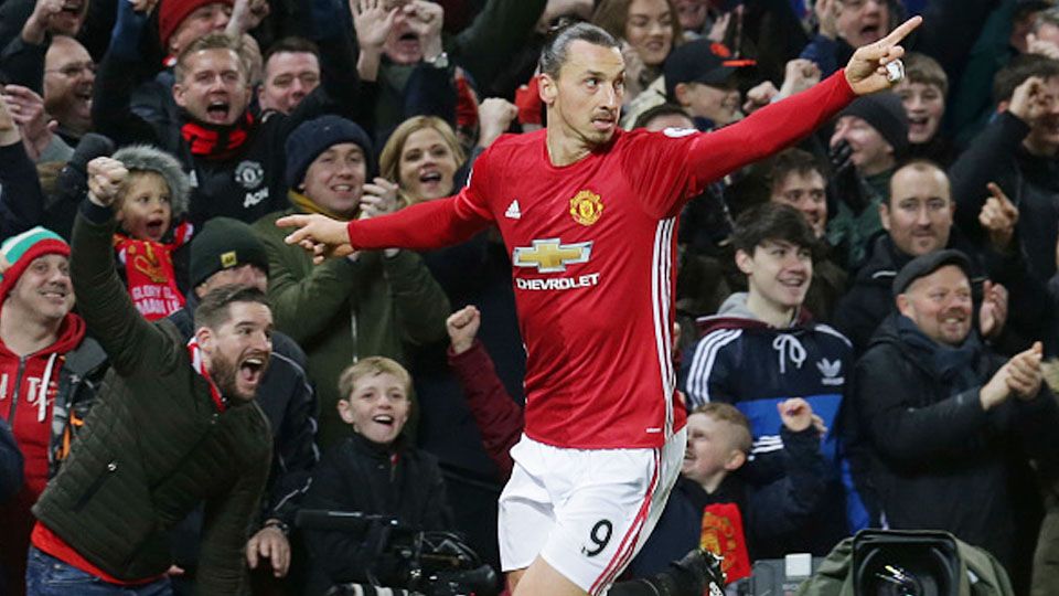 Usia tak surutkan kemampuan Ibrahimovic di lapangan hijau. Copyright: © John Peters/Man Utd via Getty Images